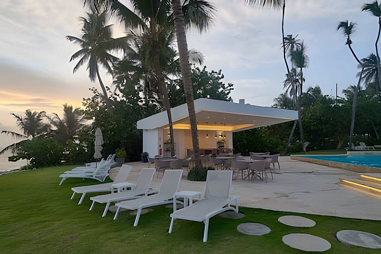 Caribbean Life Paradise,1BDRM & BBQ Beachfront Apt