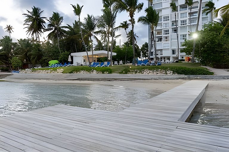 Caribbean Life Paradise,1BDRM & BBQ Beachfront Apt