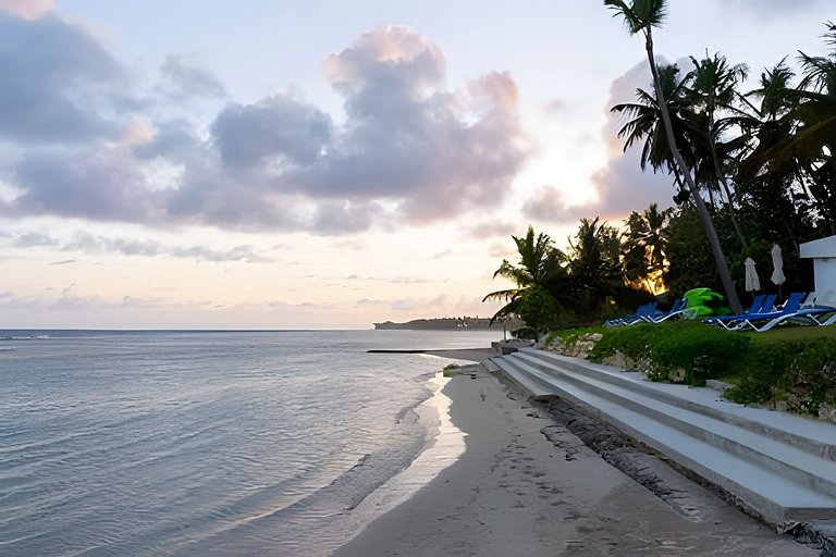 Caribbean Life Paradise,1BDRM & BBQ Beachfront Apt