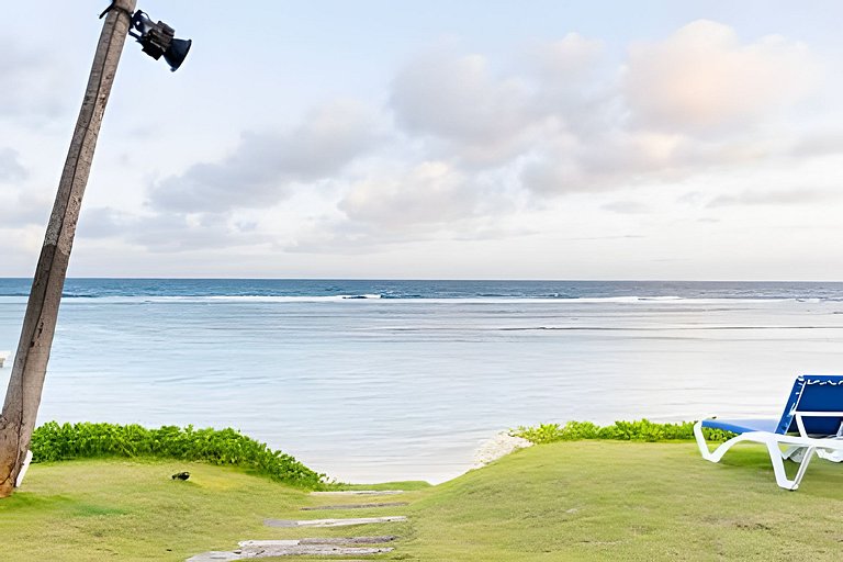 Caribbean Life Paradise,1BDRM & BBQ Beachfront Apt