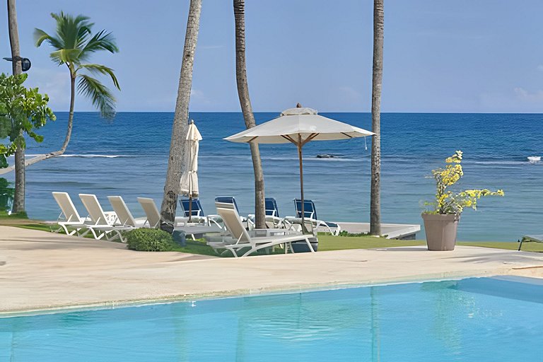 Caribbean Bright Dawn View 1BDRM Beachfront apt.