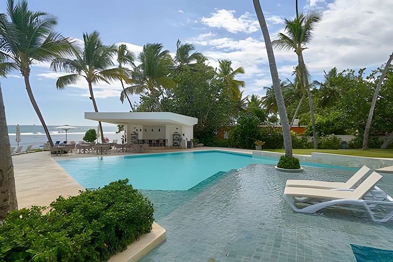 Caribbean Bright Dawn View 1BDRM Beachfront apt.