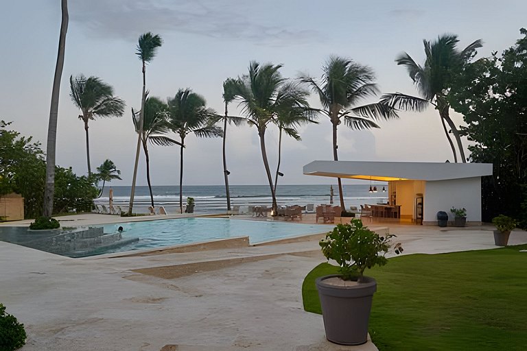 Caribbean Bright Dawn View 1BDRM Beachfront apt.