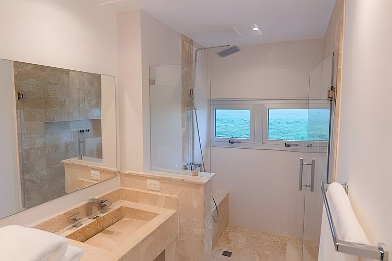 Caribbean Golden Sunset View,1BDRM Beachfront Apt.