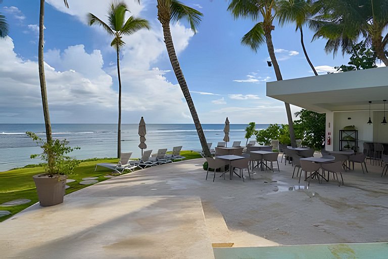 Caribbean Golden Sunset View,1BDRM Beachfront Apt.