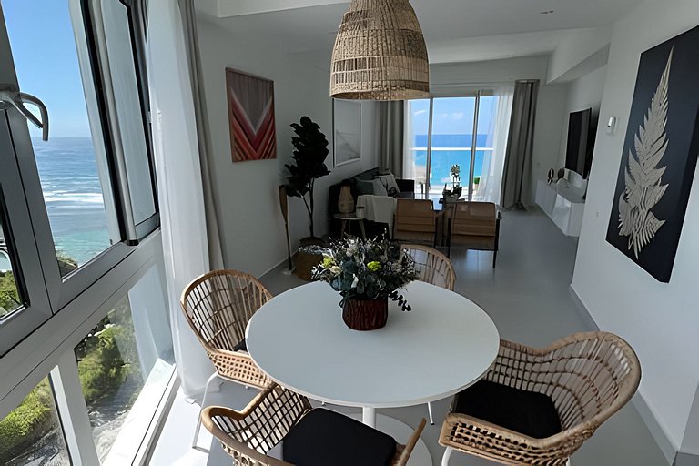Caribbean Sunrise View, Beachfront Apartment.