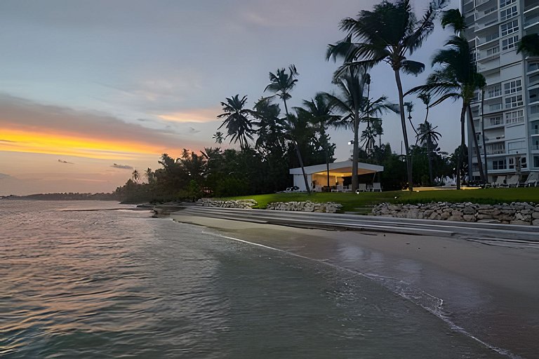 Caribbean Sunrise View, Beachfront Apartment.