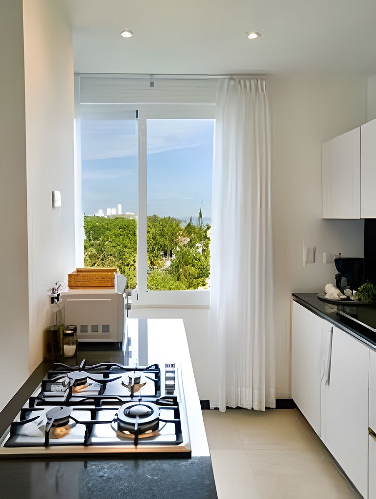 Beachside 1Bdrm Apt. Hidden Oasis with Pool & BBQ