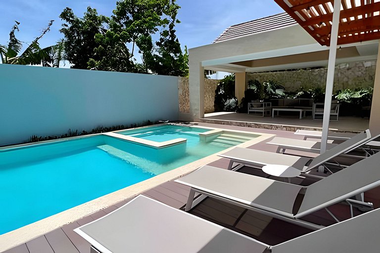 Beachside 1Bdrm Apt. Hidden Oasis with Pool & BBQ