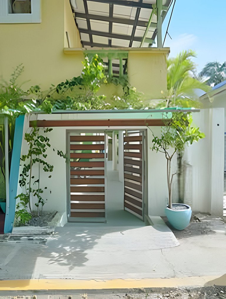 Beachside 1Bdrm Apt. Hidden Oasis with Pool & BBQ