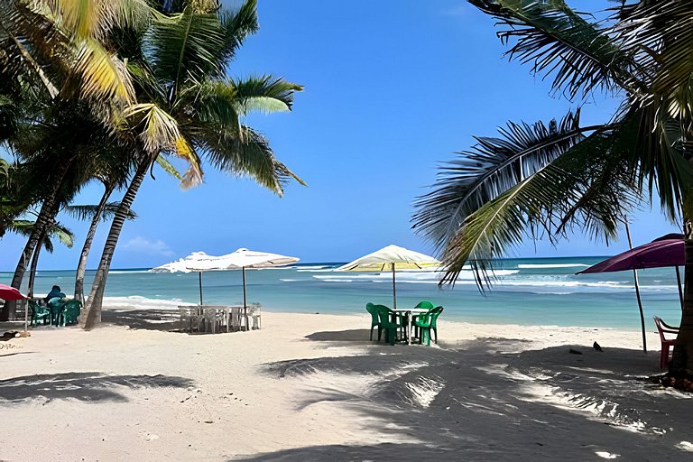 Beachside 1Bdrm Apt. Hidden Oasis with Pool & BBQ
