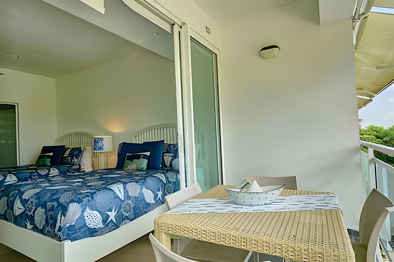 Beachfront cozy & huge Apartment for family trip
