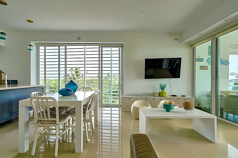 Beachfront cozy & huge Apartment for family trip