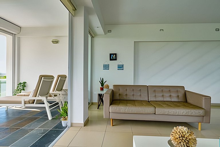 Beachfront cozy & huge Apartment for family trip