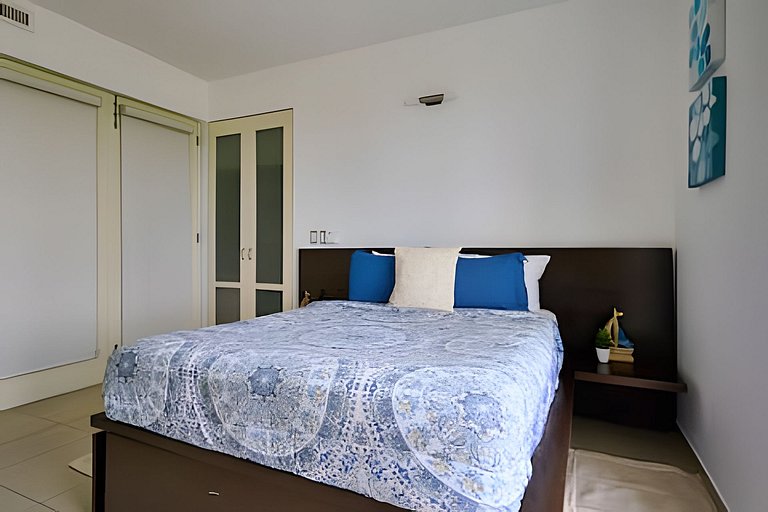 Beachfront cozy & huge Apartment for family trip