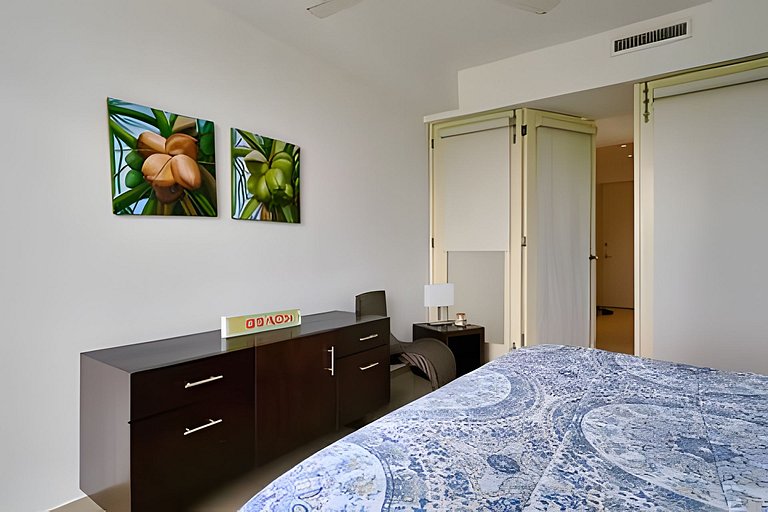 Beachfront cozy & huge Apartment for family trip