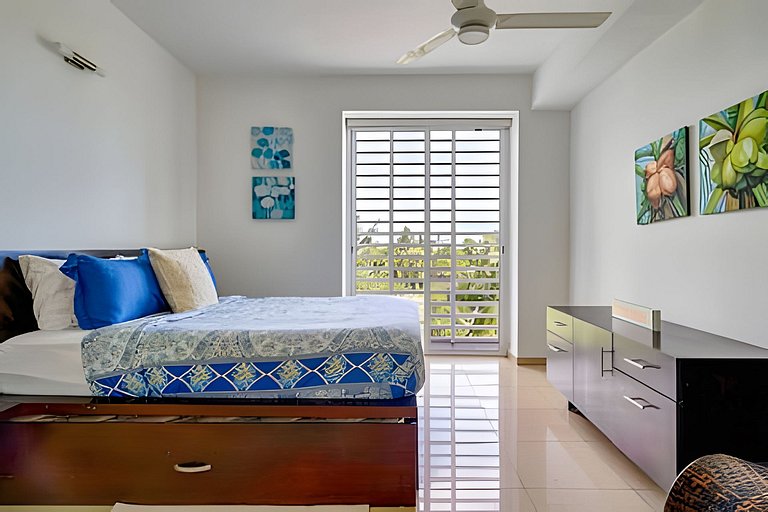 Beachfront cozy & huge Apartment for family trip