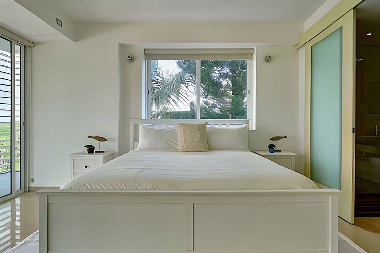 Beachfront cozy & huge Apartment for family trip