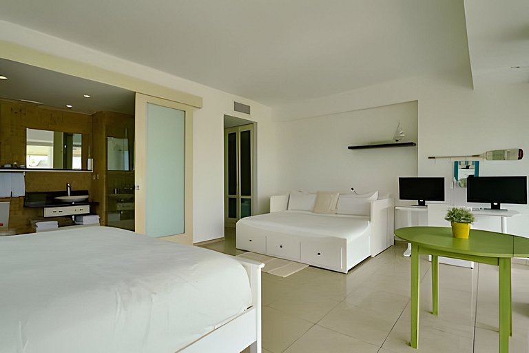 Beachfront cozy & huge Apartment for family trip