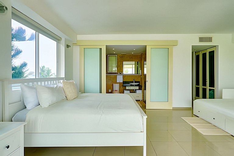 Beachfront cozy & huge Apartment for family trip