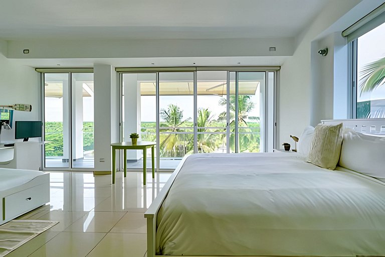 Beachfront cozy & huge Apartment for family trip