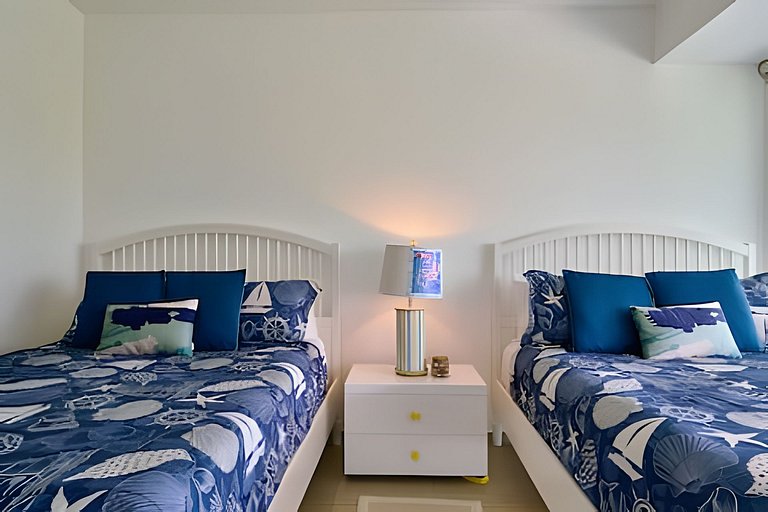 Beachfront cozy & huge Apartment for family trip
