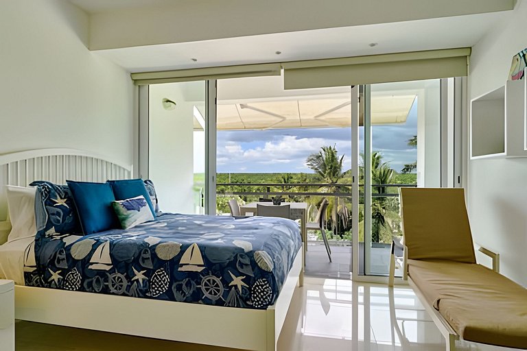 Beachfront cozy & huge Apartment for family trip
