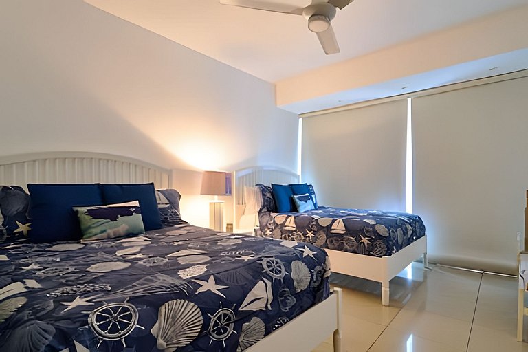 Beachfront cozy & huge Apartment for family trip