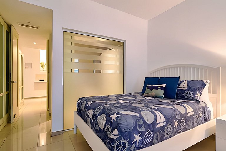 Beachfront cozy & huge Apartment for family trip