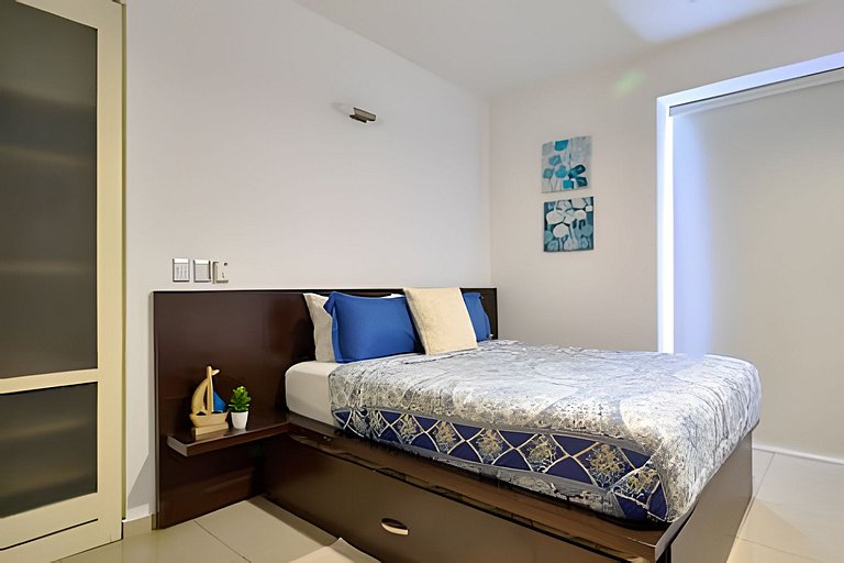 Beachfront cozy & huge Apartment for family trip