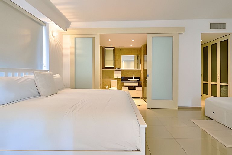 Beachfront cozy & huge Apartment for family trip