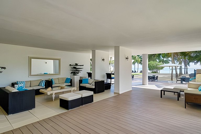 Beachfront cozy & huge Apartment for family trip