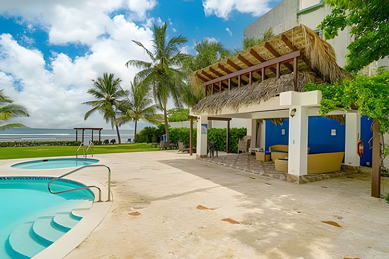 Caribbean Idyllic Vacation at Beachfront 1-BR Apt.