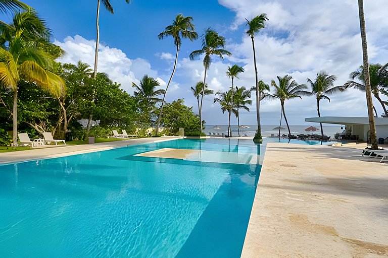 Caribbean Ocean View, 2BDRM Beachfront Apartment