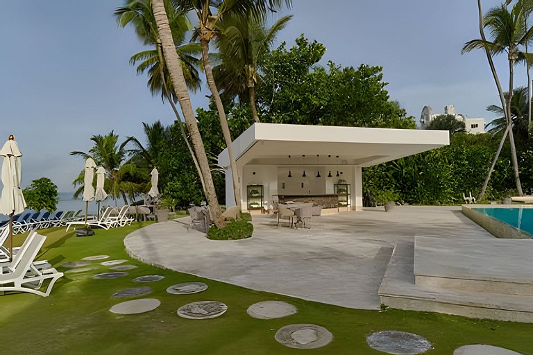 Caribbean Ocean View, 2BDRM Beachfront Apartment