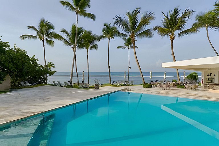 Caribbean Ocean View, 2BDRM Beachfront Apartment