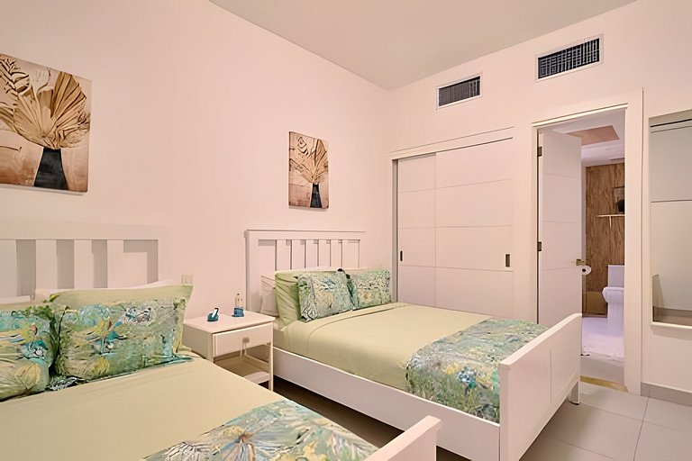 Caribbean Ocean View, 2BDRM Beachfront Apartment