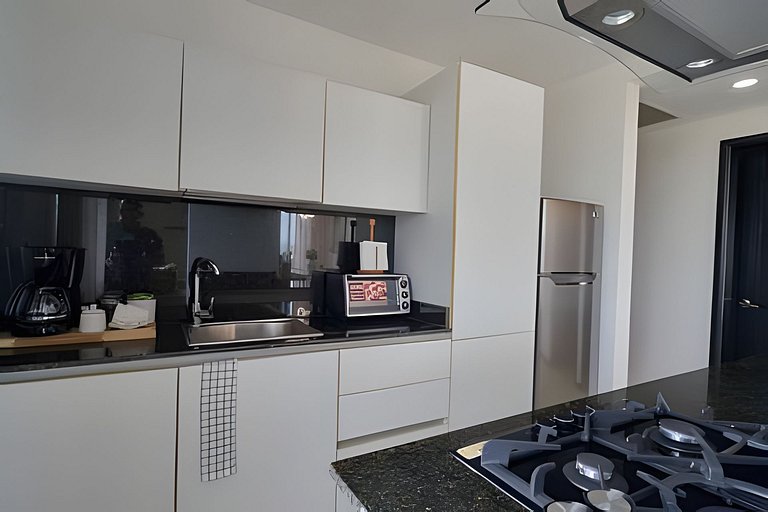 Beachside 1BDR Dreamy Apt.| BBQ + Pool & Sea View