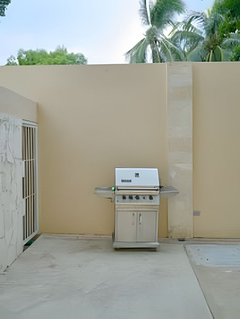 Beachside 1BDR Dreamy Apt.| BBQ + Pool & Sea View