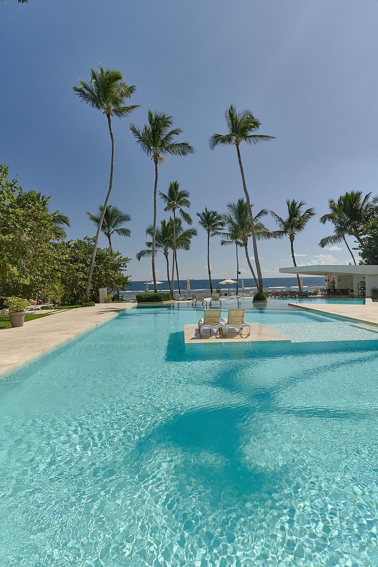 Caribbean Beachfront Apartment. W/ Scenic view