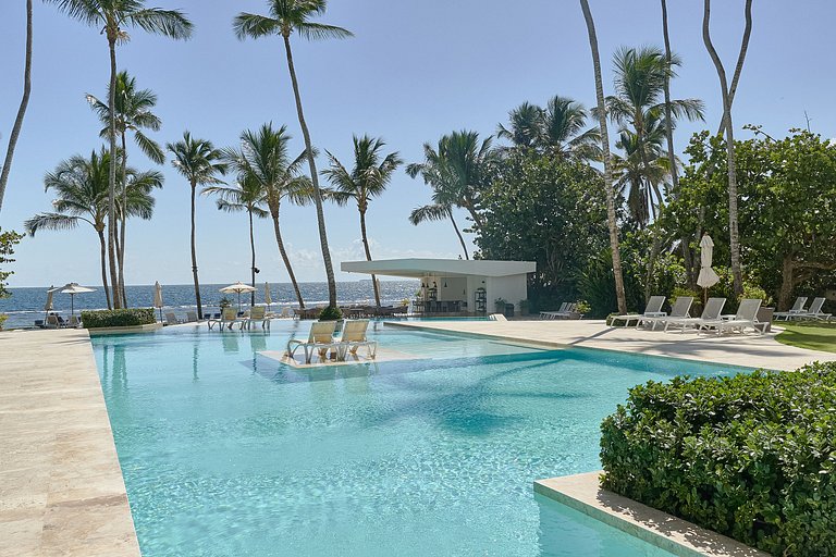 Caribbean Beachfront Apartment. W/ Scenic view