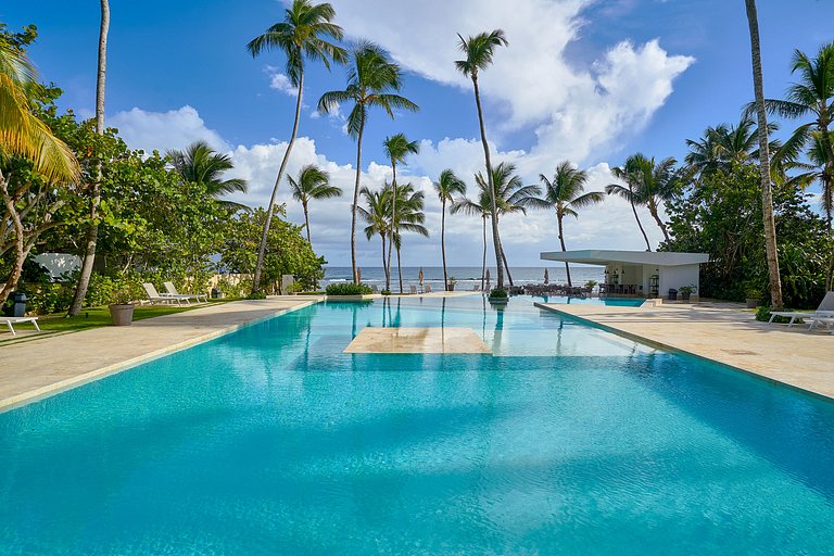 Caribbean Beachfront Apartment. W/ Scenic view